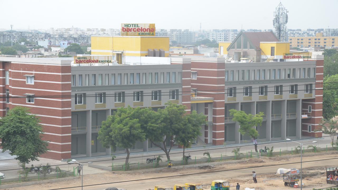 Hotel Barcelona Exotica Ahmadabad Zewnętrze zdjęcie