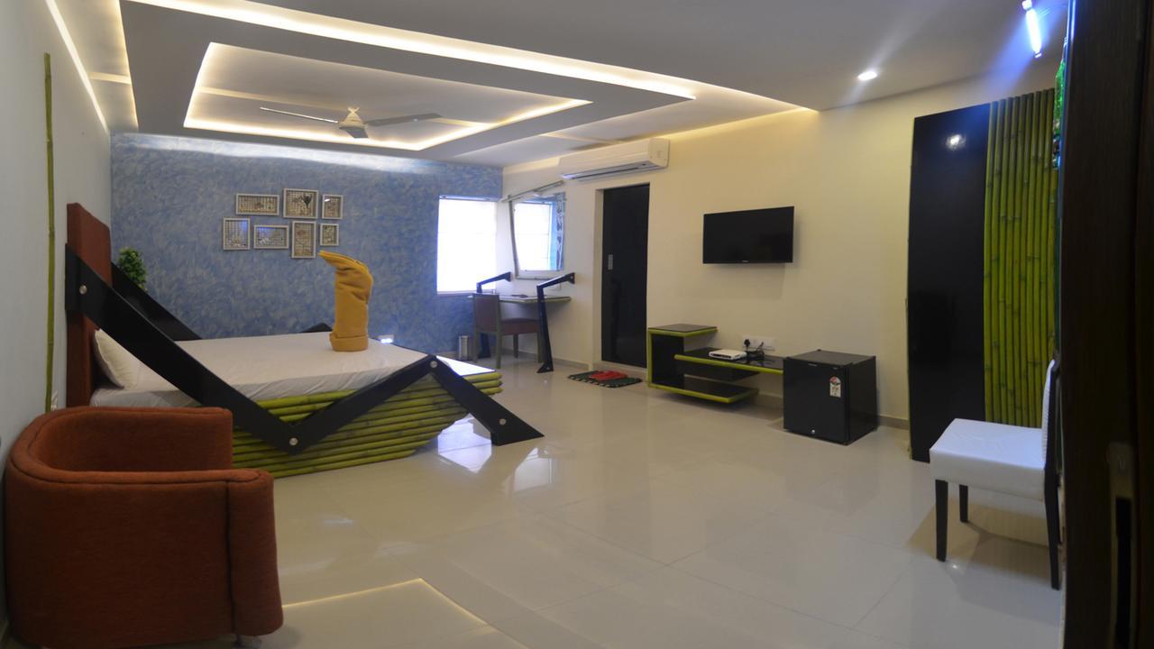 Hotel Barcelona Exotica Ahmadabad Zewnętrze zdjęcie